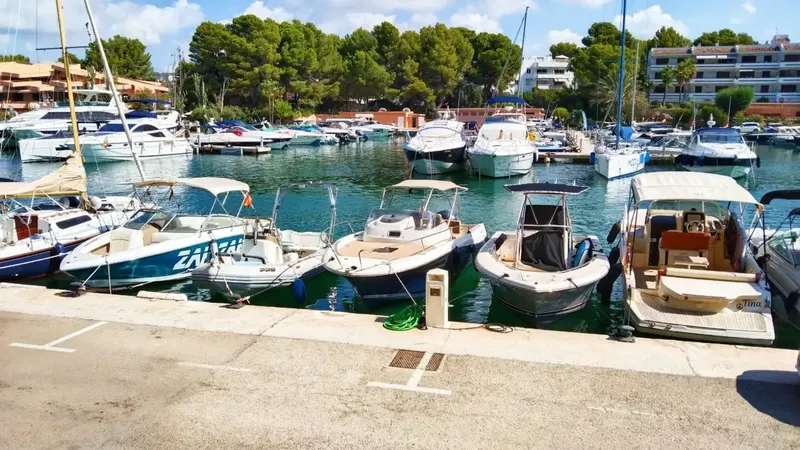 Muy bonito apartamento en el puerto deportivo Club Na&uacute;tico de Santa Ponsa. Este hermoso apartamento tiene aproximadamente 70 m2 de su — photo 1