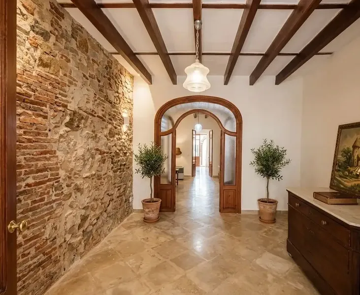 Discover this spacious townhouse of 258 m², distributed over three levels and located in a quiet residential area just minutes from — photo 2