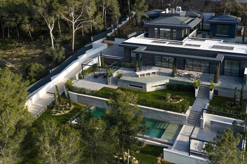 Contemporary six-bedroom architectural masterpiece Villa for sale in Santa Ponsa — photo 1