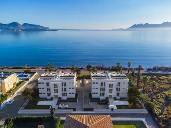 Exclusive new build beachfront apartment in Puerto de Pollensa — photo 1