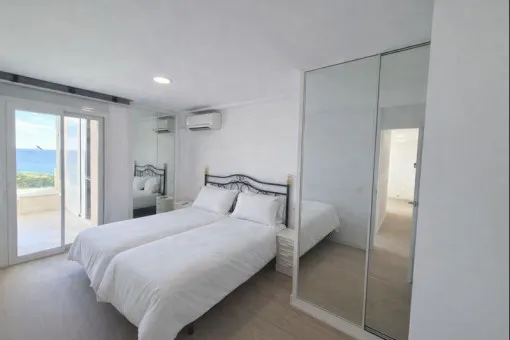 Cala Vinyas, renovated apartment for long-term rental on the seafront in Cala Vinyas, with sunny terrace, pool and direct access to the sea — photo 7