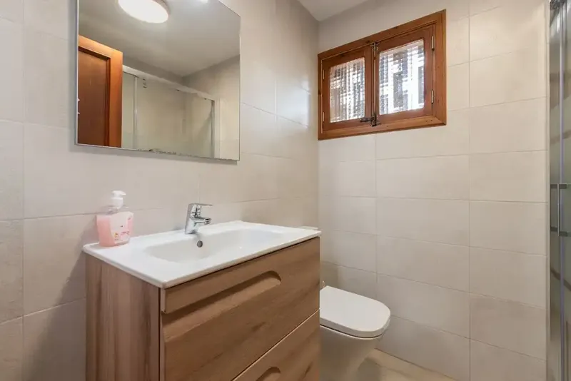Elegant Mediterranean villa with 4 bedrooms for sale, with valid holiday license, ideally located a few minutes' walk from — photo 12