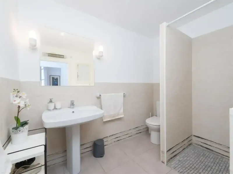 Excelente propiedad en primera línea en Can Picafort. Casa tradicional mallorquina que consta de tres apartamentos distribuidos en dos plant — photo 9