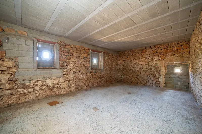 Rustic finca with traditional stone construction to renovate in Maria de la Salut, Mallorca — photo 10