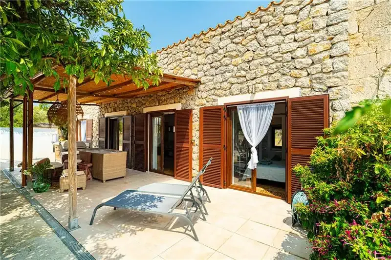 Rustic finca on plot of approx. 3,500 m² with spectacular views of the Serra de Tramuntana. Bright living-dining room with integrated kitchen — photo 2