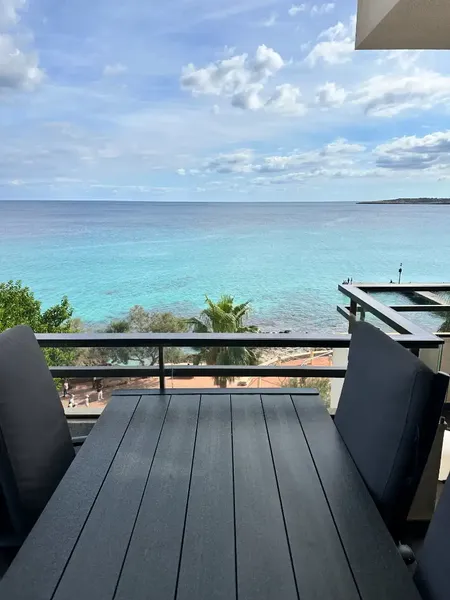 Spectacular 98 m² apartment on the seafront in Cala Millor, located on the fifth floor of a building with a lift and with impressive — photo 2
