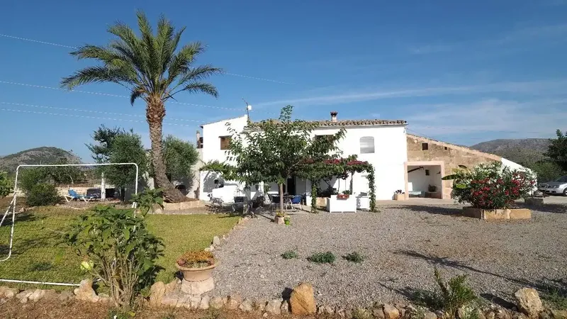 Finca in Puerto Pollença of 241 m2 with vacation rental license, updated in 2016, located on a plot of 14,614 m2, with license — photo 1