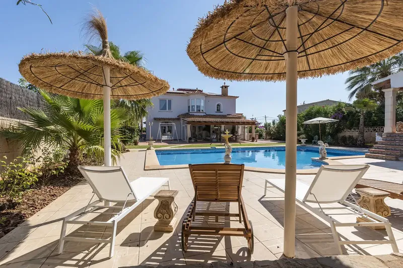 This beautiful villa in Cala Pi with Versace-style elements and a constructed area of approx. 490 m2 offers sea views over a gr — photo 5