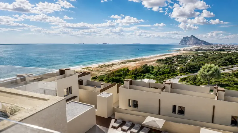Exclusive 3-bedroom apartment on the beachfront with panoramic sea views and Gibraltar — photo 1