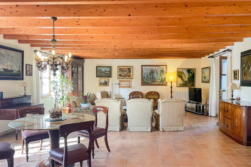 Grand estate with 6 bedrooms, pool area, mountain views and much more! — photo 12