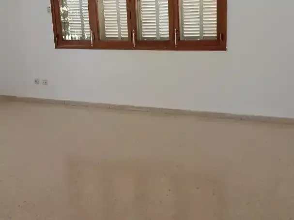 Spacious 4-bedroom apartment with all exterior windows, fitted wardrobes, 2 large full bathrooms, large living-dining room, kitchen — photo 2