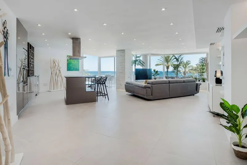 Renovated luxury apartment in 1st sea line with fantastic panoramic sea view — photo 4