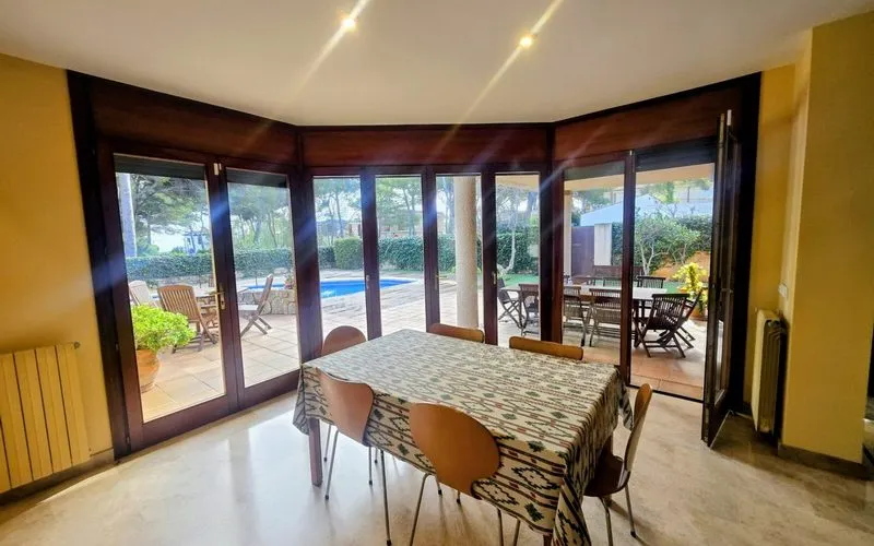 Villa, 1,600 m² plot, 800 m² living space — photo 3