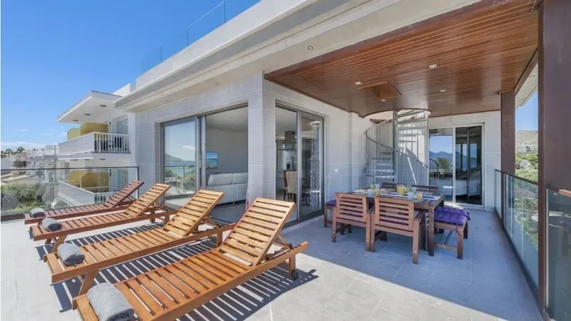 Modern style penthouse with amazing beach and sea views for sale in Pollensa, on the north of Mallorca. — photo 11