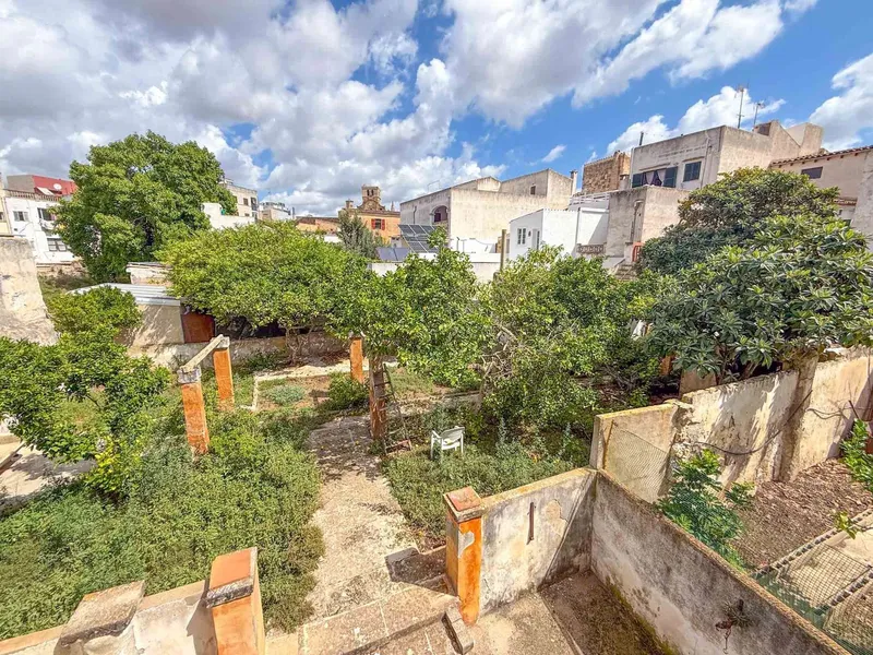 Large townhouse with XL garden and several residential units in the center of Felanitx — photo 1