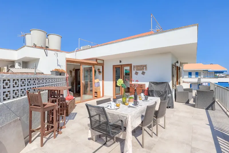Only 200 meters from the sea, in one of the quietest residential areas of Can Pastilla, this penthouse combines 86 m² built with a spectacular 65 m² terrace full of natural light — more than 150 m² of total space to live, work and enjoy. — photo 2