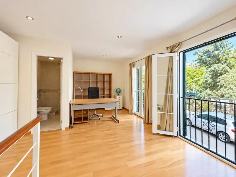 Situado en Palma, a tan solo dos minutos a pie de Porto Pi, este amplio apartamento ofrece aproximadamente 90 m² de superficie habitable y u — photo 5