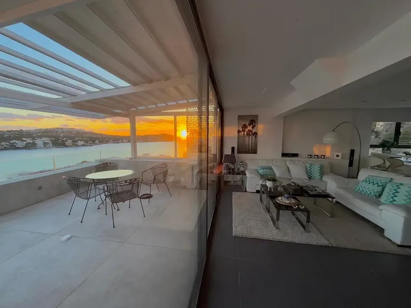 This beautiful penthouse occupies the top floor of a building with a communal pool and offers maximum privacy together with impressive views — photo 3