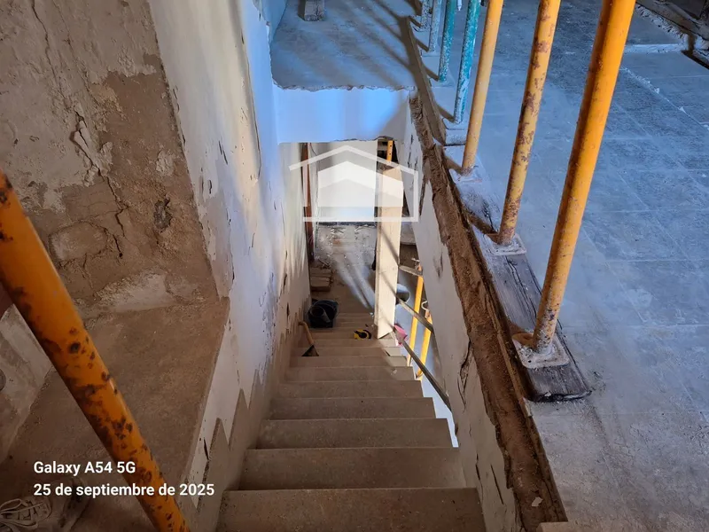 Building in the center of Ses Salines with project for 2 homes and commercial space — photo 12