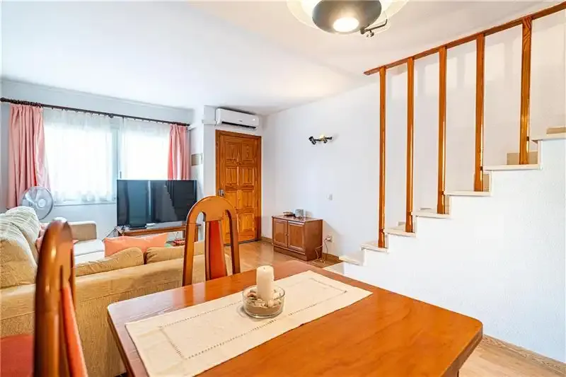 Adosado con jardín y terraza en zona residencial, 162m2 aprox., salón comedor, cocina amueblada y equipada con office, coladuria, 4 dormitor — photo 3
