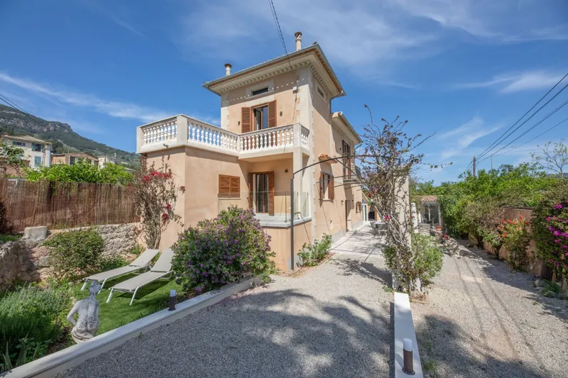 Modern Villa with Garden and Parking — photo 1