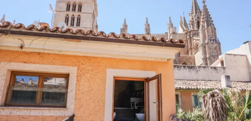 Attic apartment for rent next to Palma Cathedral in stately building — photo 1