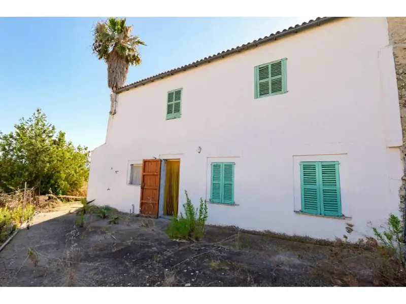 Two minutes from Santa Margalida, on the way to the beach we find this property with a plot of 7048 m2 and buildings — photo 2