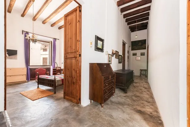 Town house with patio to refurbish for sale in the old town of Pollensa, North Mallorca — photo 4