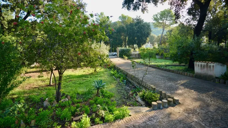 This well-maintained finca, built in 1976, is located on a plot of 1,925 m² in the sought-after residential area of Crestatx, combining tra — photo 3