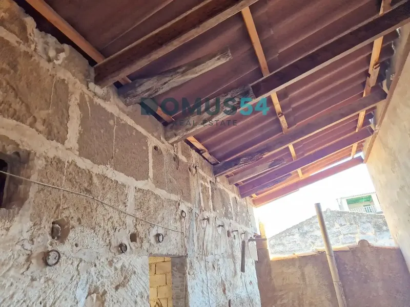 Opportunity to acquire a central Mallorcan house to completely renovate in Sa Pobla. It has 249 square meters built on a — photo 3