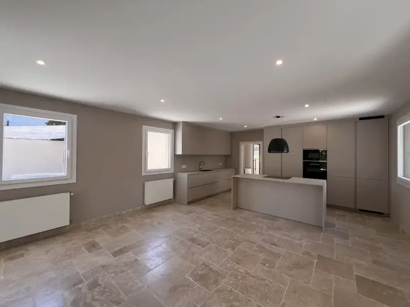 Ubicada en la tranquila zona residencial de Sol de Mallorca, en el suroeste de Mallorca, esta preciosa villa reformada combina amplios espac — photo 6