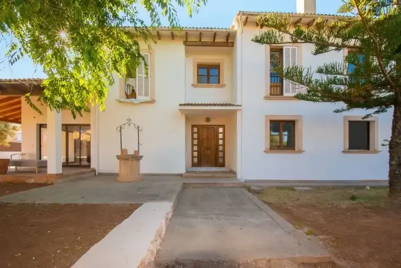 Mediterranean-style detached house with license to build a pool — photo 1