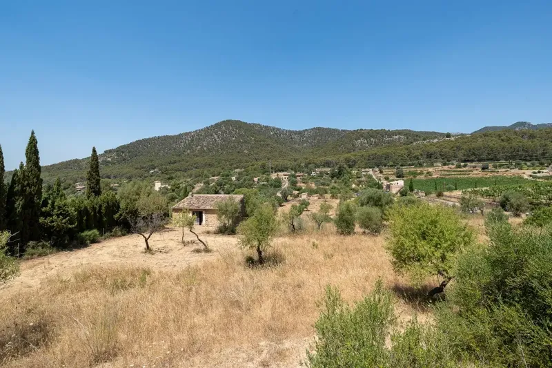 Discover this authentic stone cottage in Alaró, in a privileged enclave where tranquility, nature and the impressive — photo 1