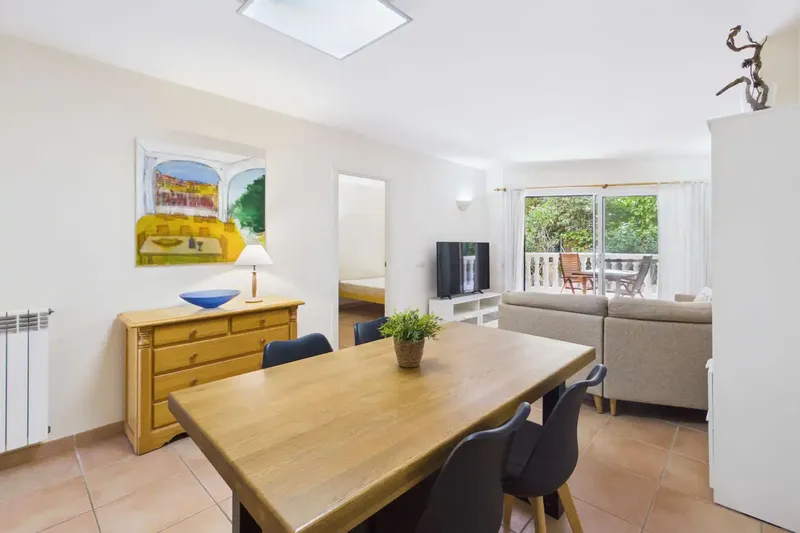 This well-designed apartment is located on the ground floor of a three-storey building with 28 residential units. Access to this space — photo 4