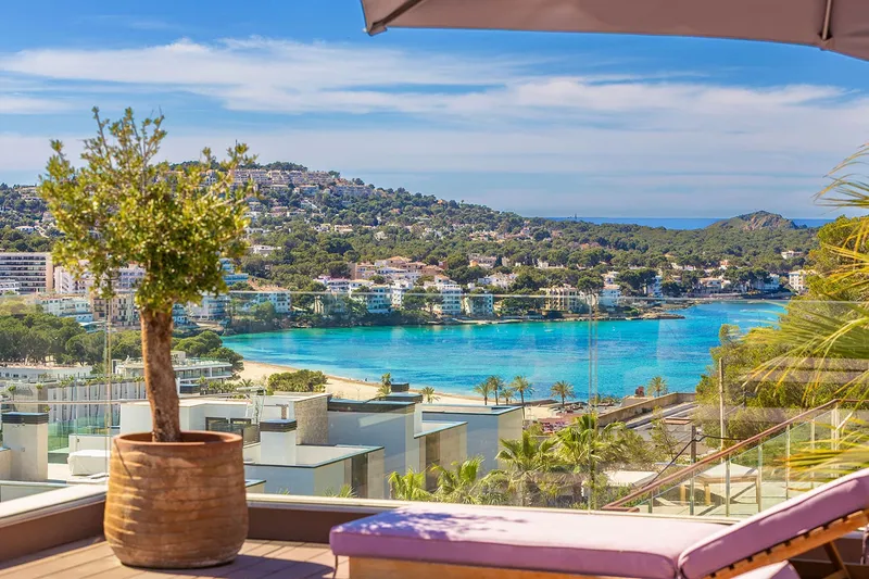 High-quality villa in a quiet location above the bay — photo 1