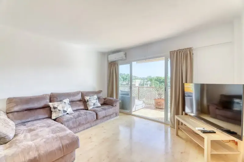 Con una ubicación ideal en la codiciada zona de Portals Nous, este apartamento, perfectamente situado, se encuentra a un corto paseo del ani — photo 2