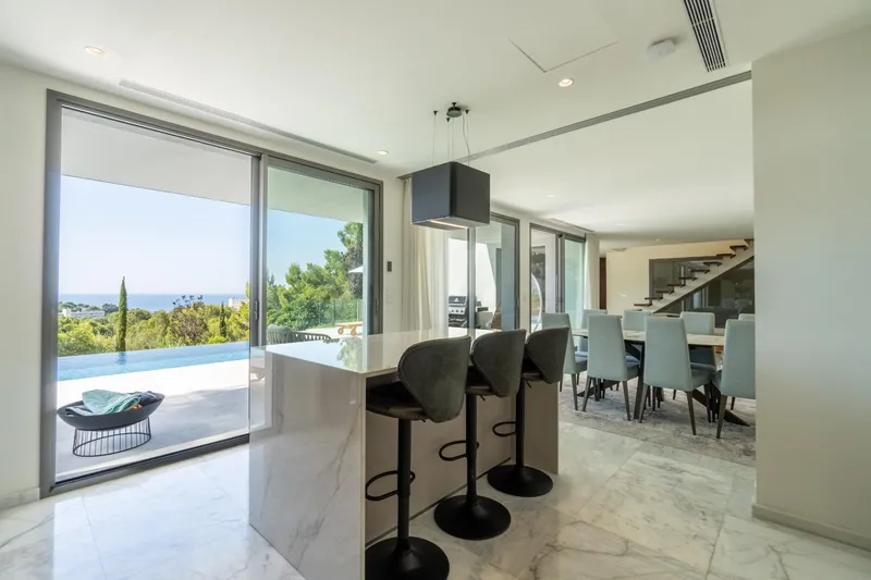 Contemporary-style villa — photo 10