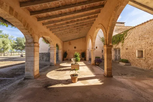 Inca: Finca estate with attractive investment opportunities, lots of land and a dreamlike view near Inca — photo 3