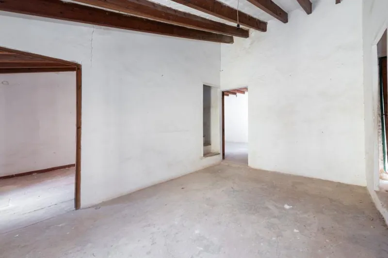 Town house in need of complete renovation situated in quiet street of Alcudia old town — photo 3