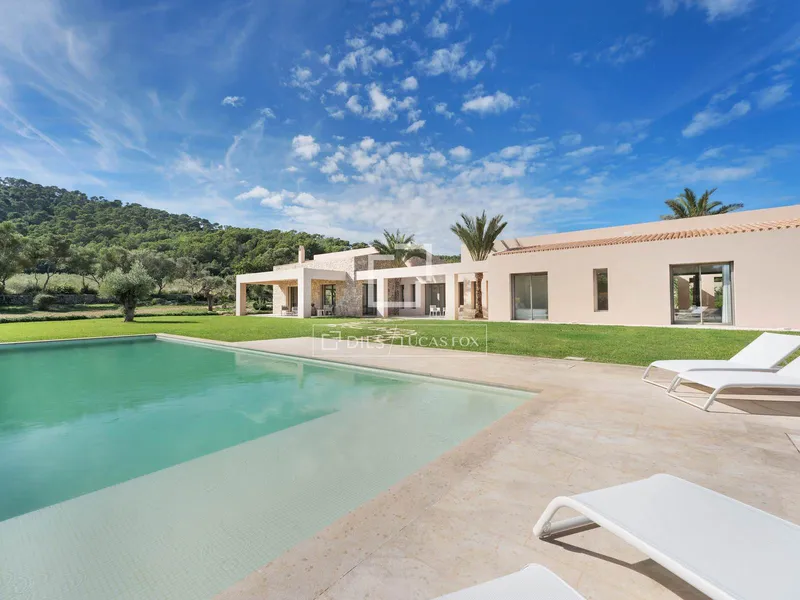 460m² country house with 55m² terrace for sale in Canyamel — photo 1