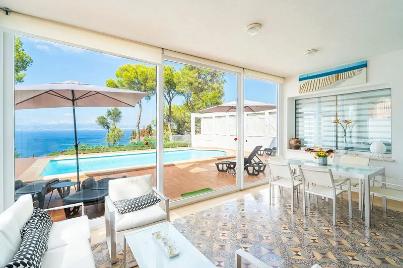 Sun-drenched villa on the first sea line with holiday rental licence — photo 5