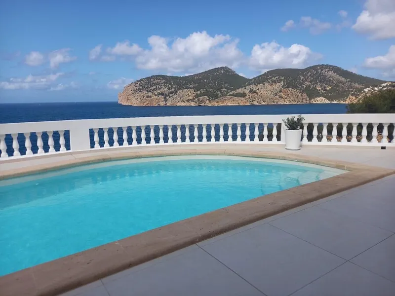 Luxury Beachfront Villa in Camp de Mar — photo 2