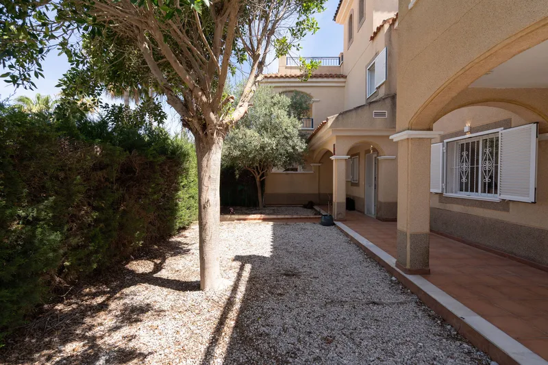 Spacious corner house with wonderful patios and a lush pool area — photo 4