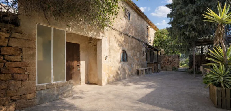 Historic village house in Ses Salines for renovation, 274 m² and plot of 433 m² — photo 2