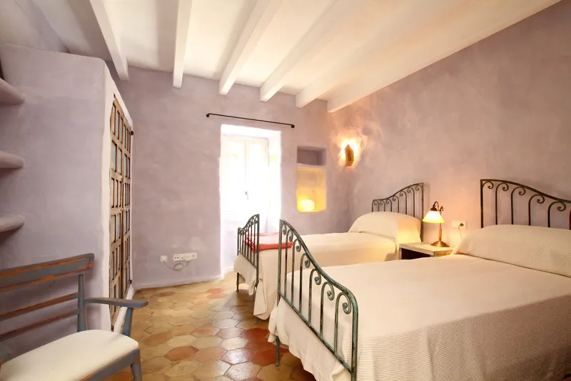 Town house for sale in Pollença, Mallorca, with landscaped patio garden and ETV holiday rental licence. A charming 4-bedroom property located in the heart of the old town. — photo 7