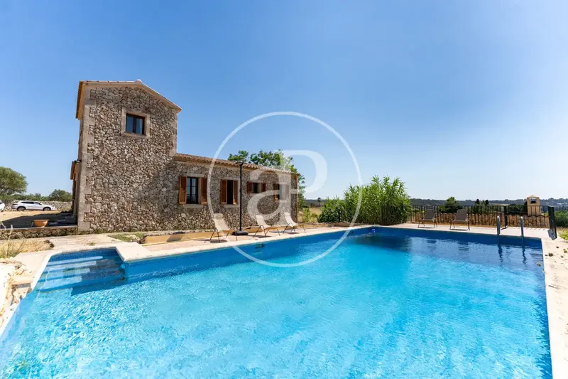 Casa con piscina en alquiler en Carrer Ruberts — photo 1