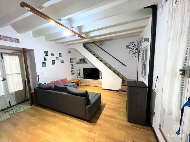 Esporles. Stone village house, renovated with great character, with a facade on a small and beautiful pedestrian stone street and another on a road with easy access for unloading. — photo 3