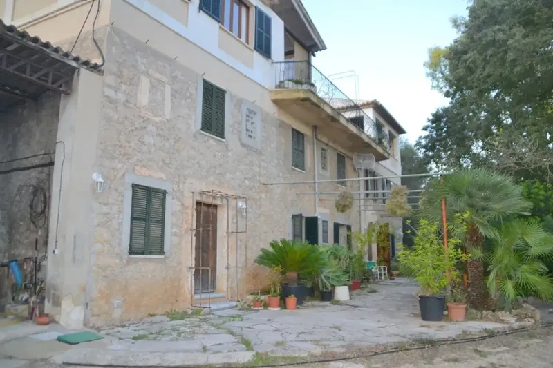 Typical Mallorcan estate, built in the 17th century, over 800 m2 of living space spread over 4 floors, nearly 30 hectares, between — photo 1