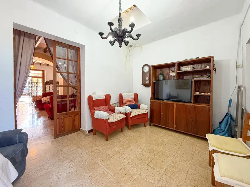 Discover this charming semi-detached house in the picturesque village of Consell, Mallorca. With a built area of 343 m², this — photo 7