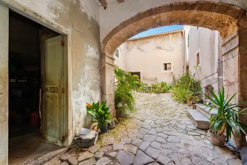 The impressive finca, for sale in Estellencs, occupies a privileged and elevated position within the Serra de Tramuntana. It occupies a huge — photo 7